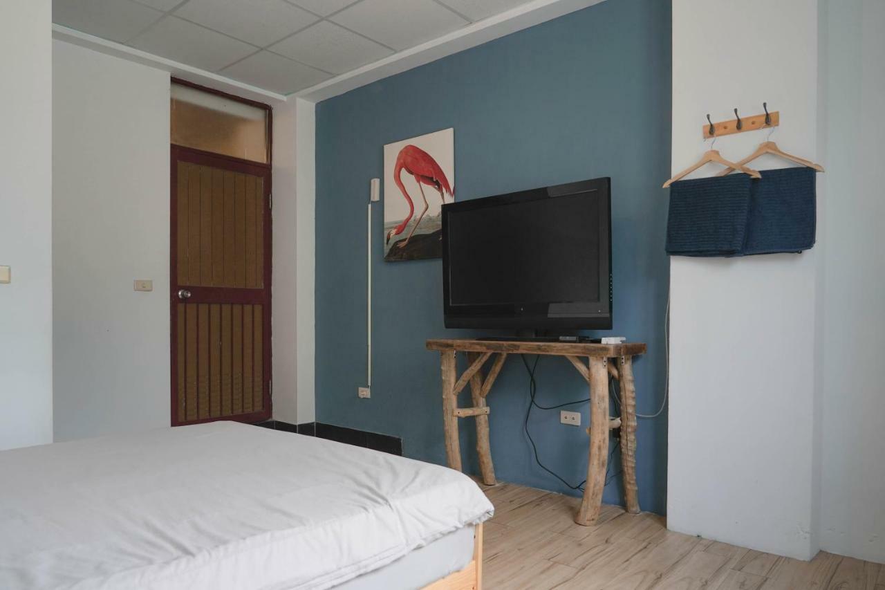 Dulan The Travel Bug Bistro Inn Donghe Dış mekan fotoğraf