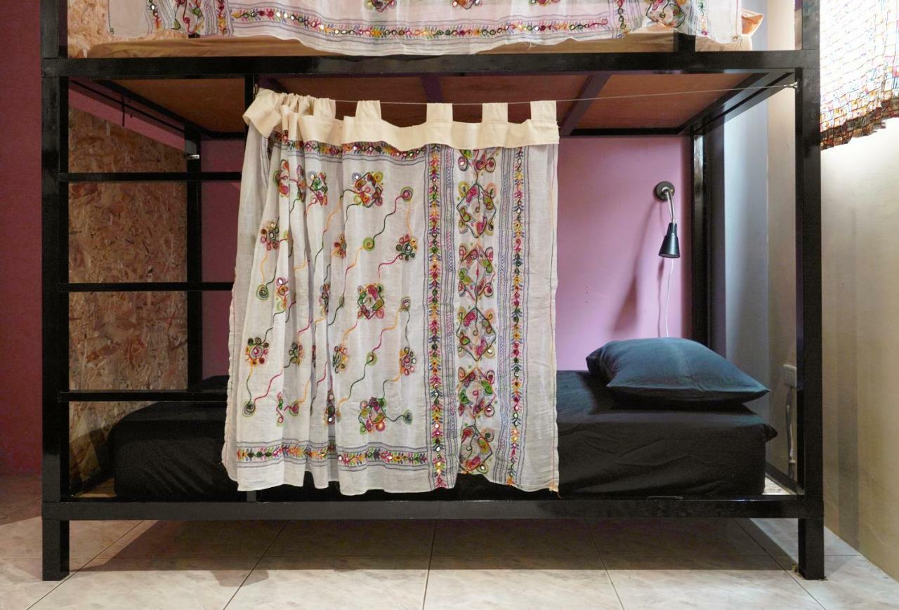 Dulan The Travel Bug Bistro Inn Donghe Dış mekan fotoğraf