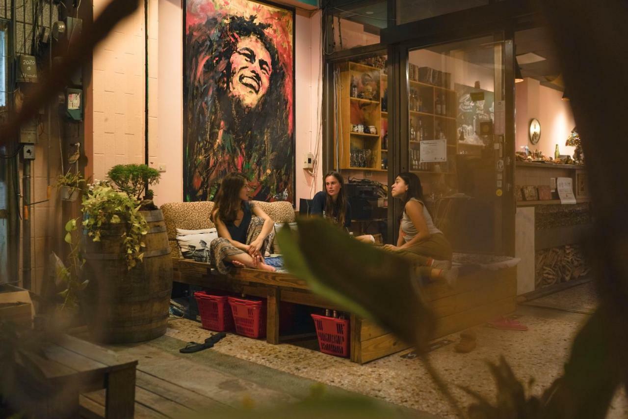Dulan The Travel Bug Bistro Inn Donghe Dış mekan fotoğraf