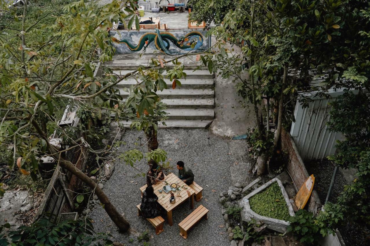 Dulan The Travel Bug Bistro Inn Donghe Dış mekan fotoğraf