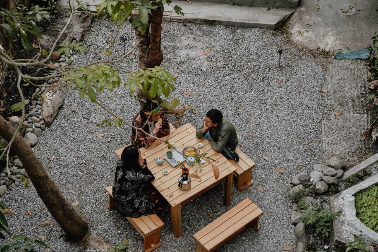 Dulan The Travel Bug Bistro Inn Donghe Dış mekan fotoğraf
