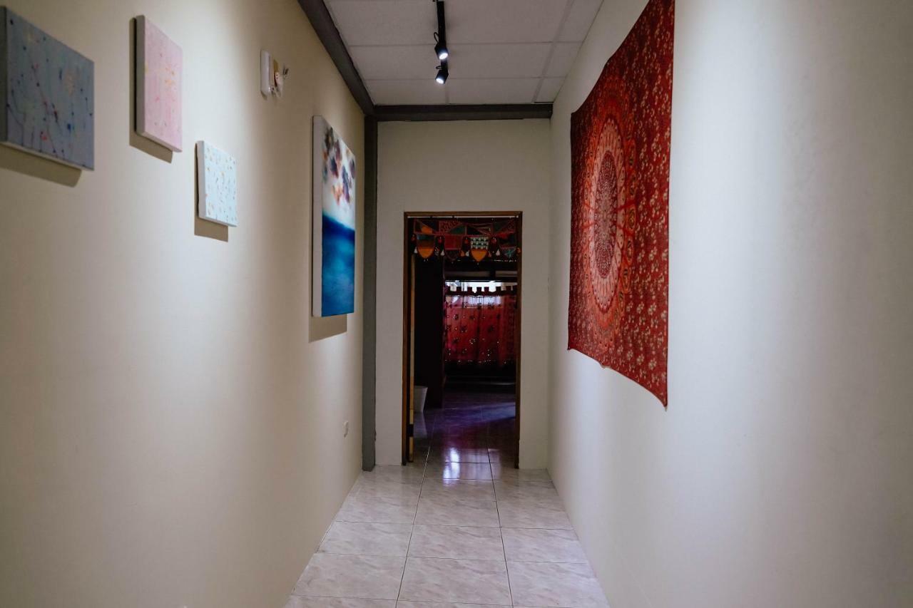 Dulan The Travel Bug Bistro Inn Donghe Dış mekan fotoğraf