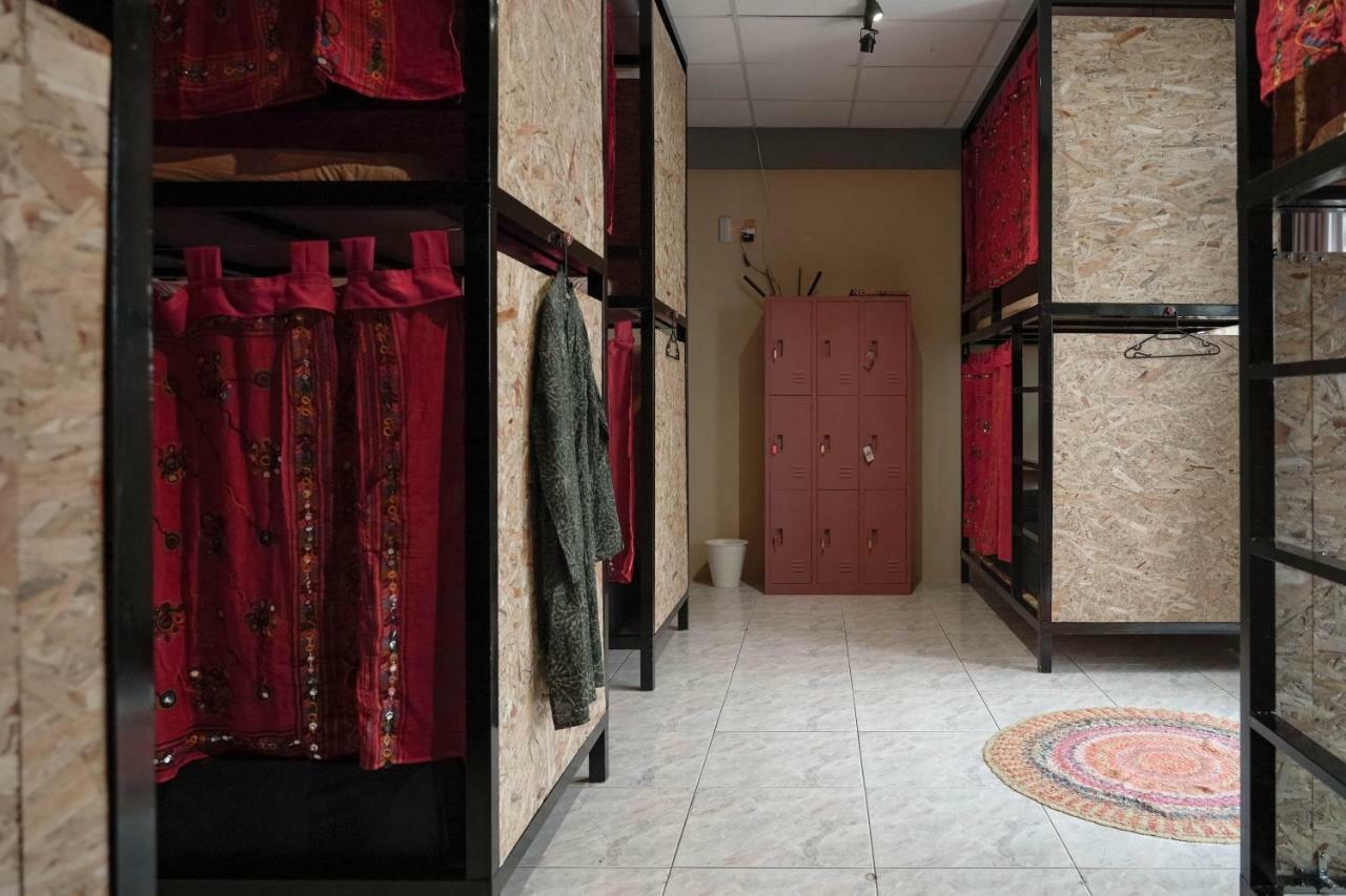 Dulan The Travel Bug Bistro Inn Donghe Dış mekan fotoğraf
